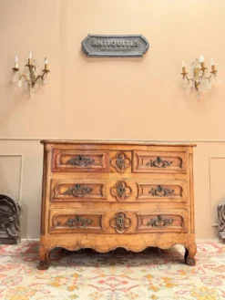 COMMODE GALBÉE EN NOYER TRAVAIL PROVINCIAL D’ÉPOQUE LOUIS XV XVIII EME