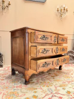 COMMODE GALBÉE EN NOYER TRAVAIL PROVINCIAL D’ÉPOQUE LOUIS XV XVIII EME