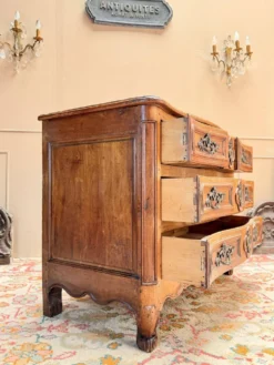 COMMODE GALBÉE EN NOYER TRAVAIL PROVINCIAL D’ÉPOQUE LOUIS XV XVIII EME