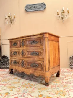 COMMODE GALBÉE EN NOYER TRAVAIL PROVINCIAL D’ÉPOQUE LOUIS XV XVIII EME