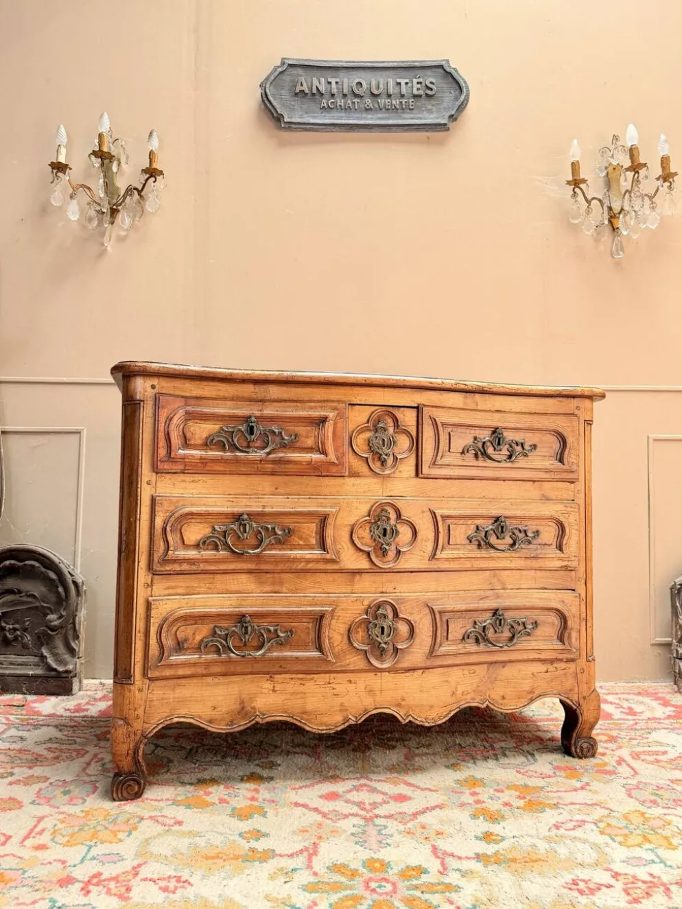 COMMODE GALBÉE EN NOYER TRAVAIL PROVINCIAL D’ÉPOQUE LOUIS XV XVIII EME
