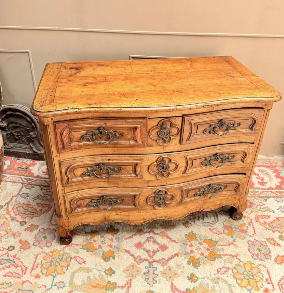 COMMODE GALBÉE EN NOYER TRAVAIL PROVINCIAL D’ÉPOQUE LOUIS XV XVIII EME