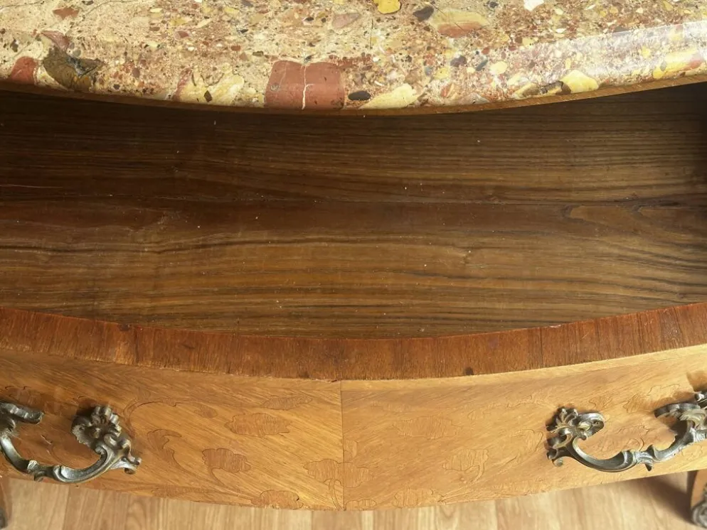 Commode galbée marquetée style Louis XV – plateau marbre- 19 e siècle