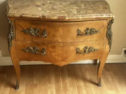 Commode galbée marquetée style Louis XV – plateau marbre- 19 e siècle