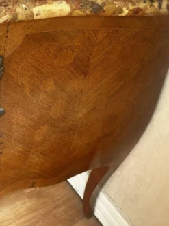 Commode galbée marquetée style Louis XV – plateau marbre- 19 e siècle
