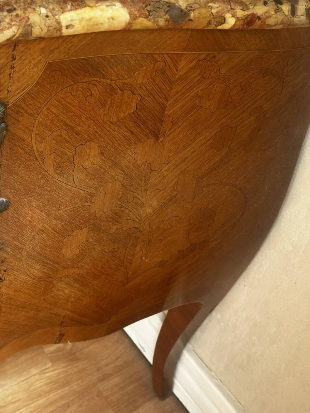 Commode galbée marquetée style Louis XV – plateau marbre- 19 e siècle
