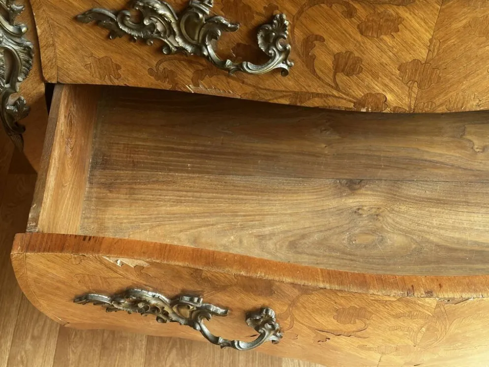 Commode galbée marquetée style Louis XV – plateau marbre- 19 e siècle
