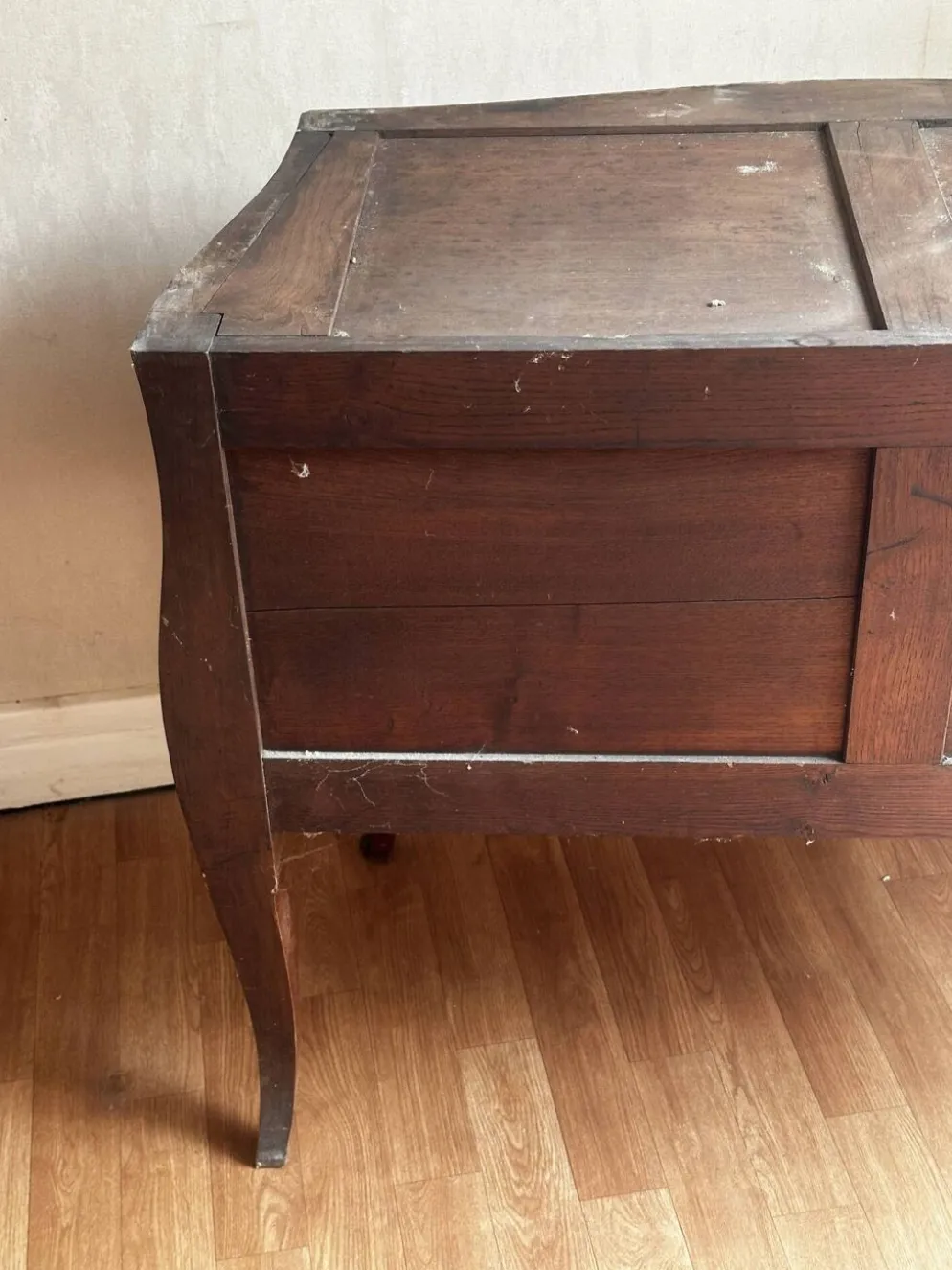 Commode galbée marquetée style Louis XV – plateau marbre- 19 e siècle