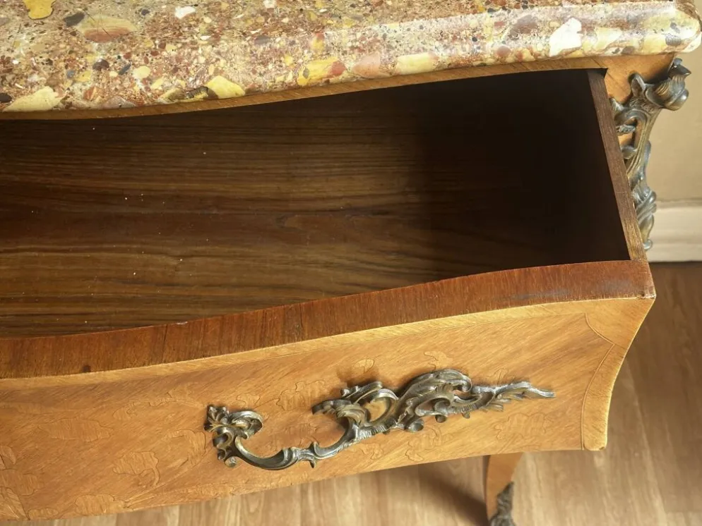 Commode galbée marquetée style Louis XV – plateau marbre- 19 e siècle