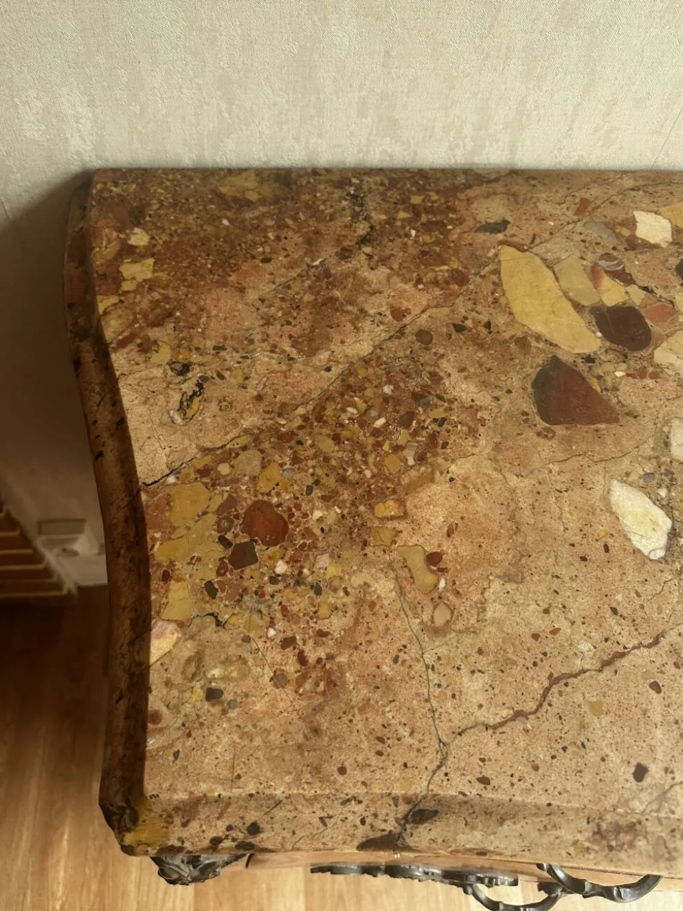 Commode galbée marquetée style Louis XV – plateau marbre- 19 e siècle
