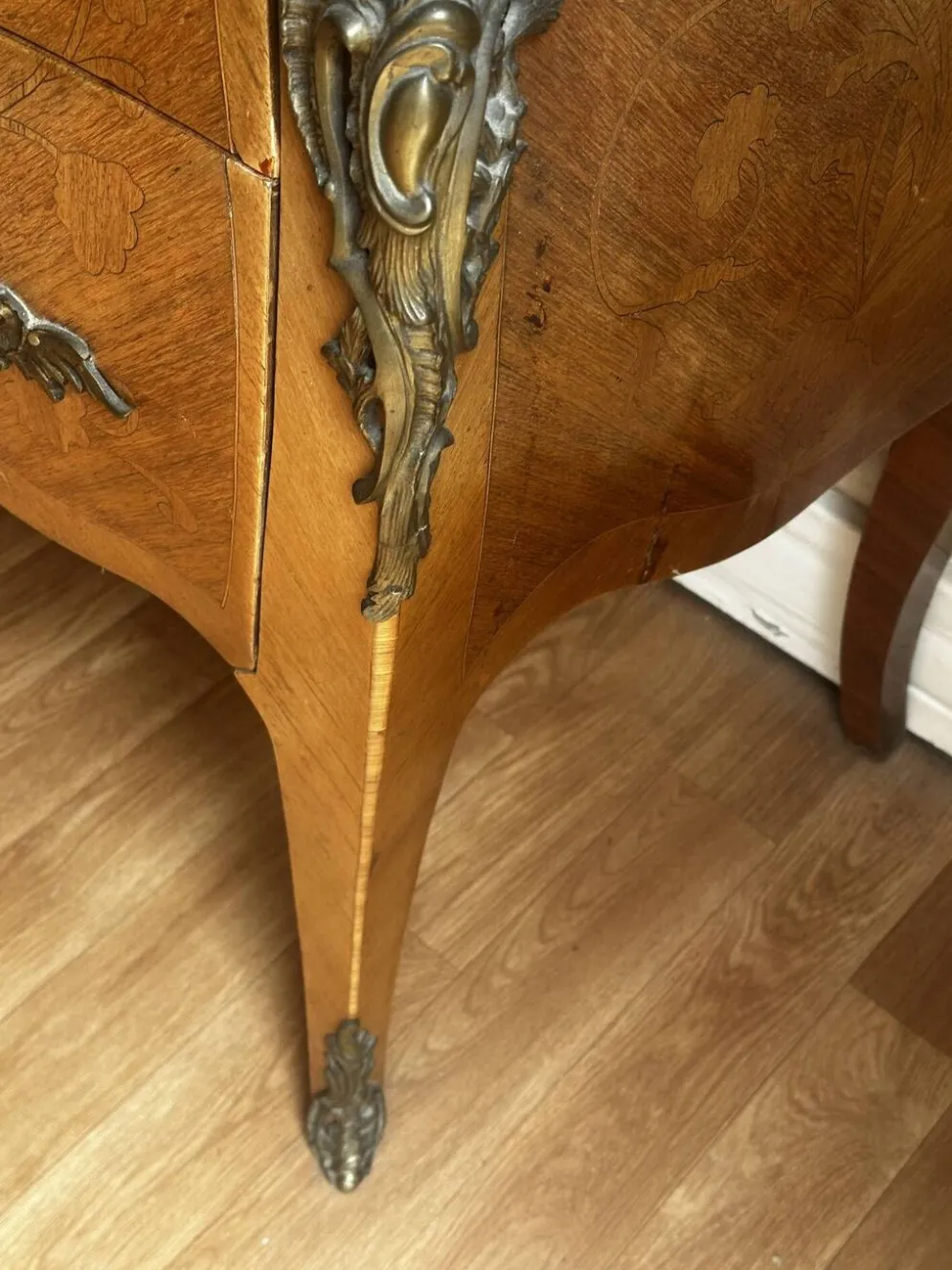 Commode galbée marquetée style Louis XV – plateau marbre- 19 e siècle
