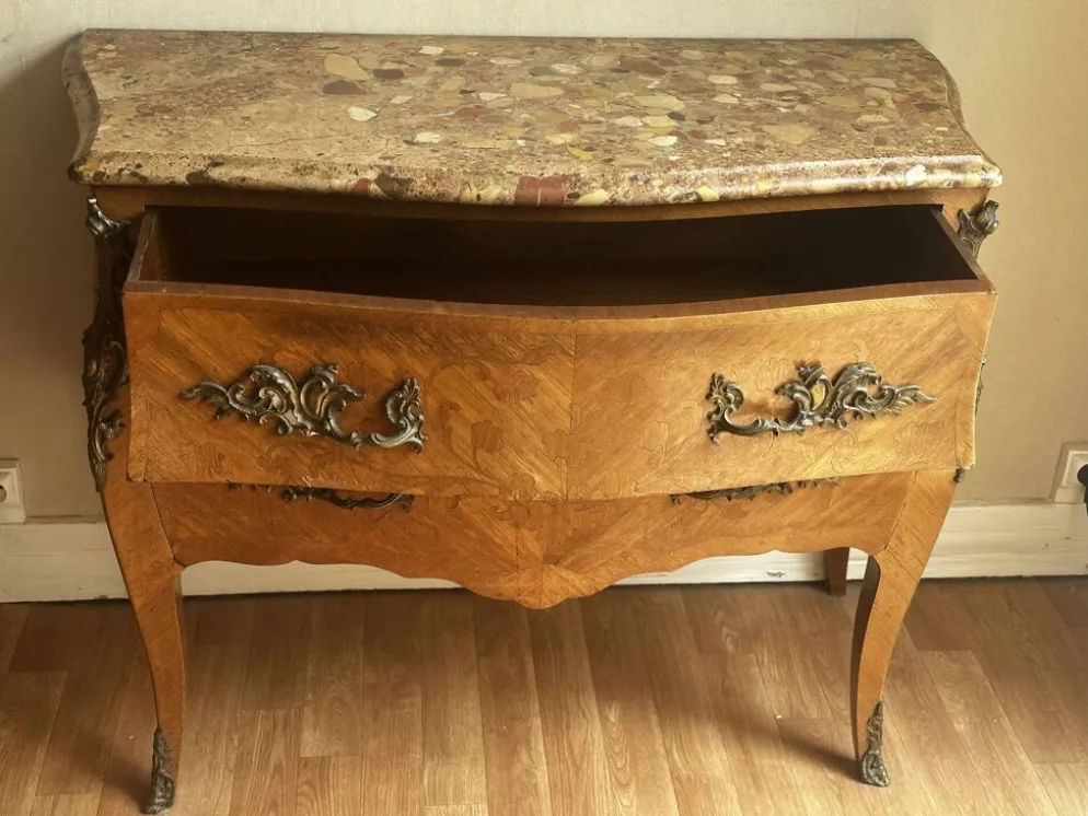 Commode galbée marquetée style Louis XV – plateau marbre- 19 e siècle