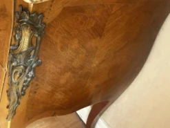 Commode galbée marquetée style Louis XV – plateau marbre- 19 e siècle