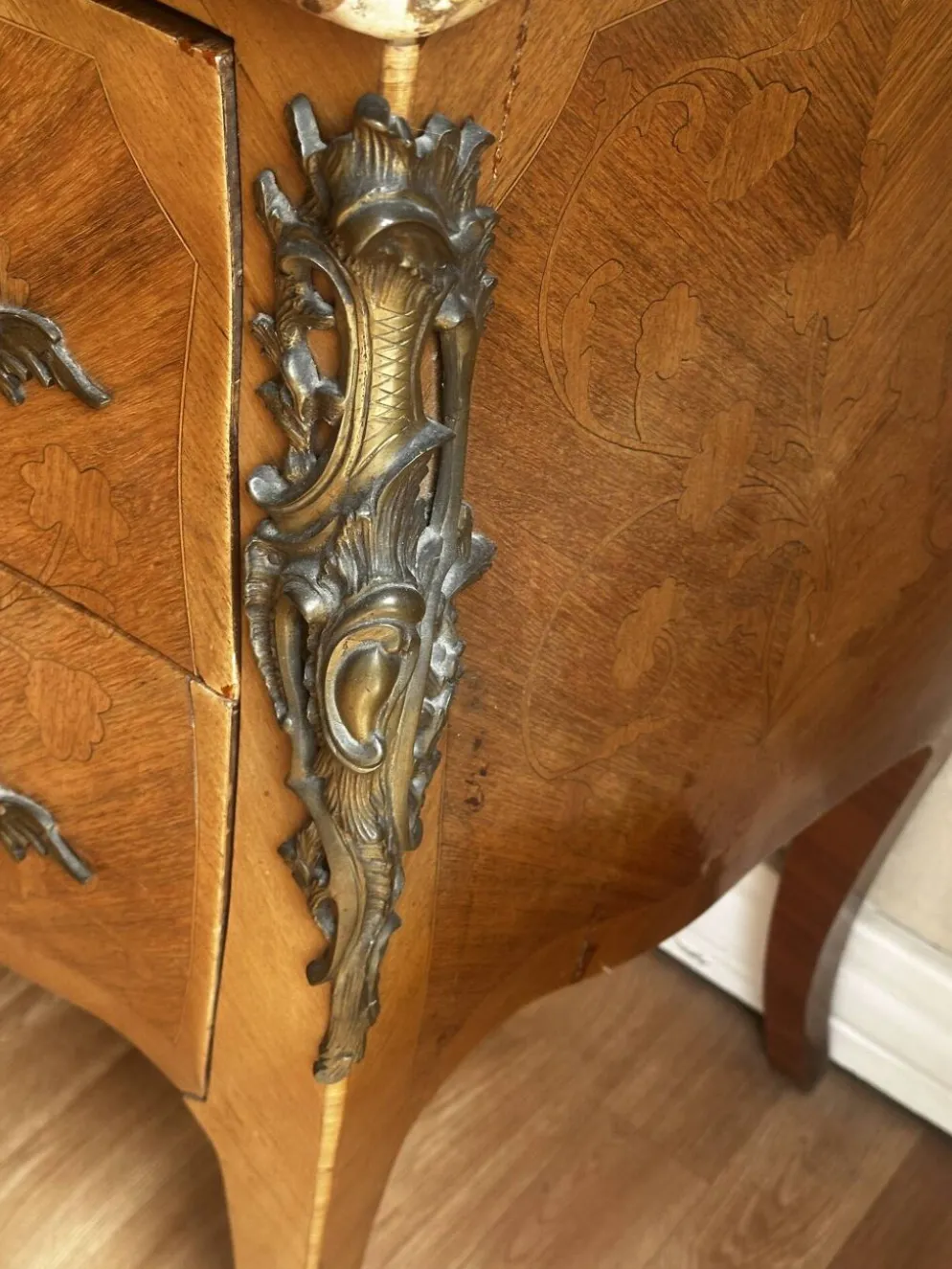 Commode galbée marquetée style Louis XV – plateau marbre- 19 e siècle