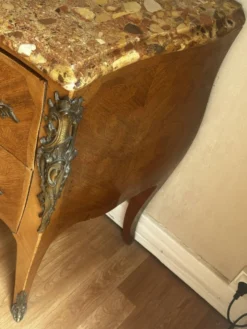 Commode galbée marquetée style Louis XV – plateau marbre- 19 e siècle