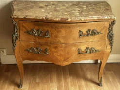 Commode galbée marquetée style Louis XV – plateau marbre- 19 e siècle