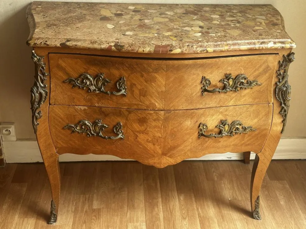 Commode galbée marquetée style Louis XV – plateau marbre- 19 e siècle