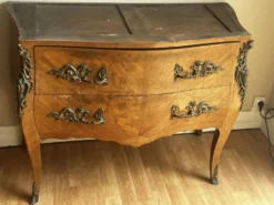 Commode galbée marquetée style Louis XV – plateau marbre- 19 e siècle