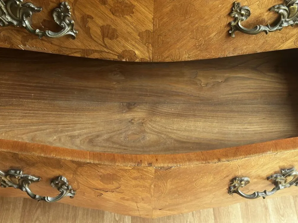 Commode galbée marquetée style Louis XV – plateau marbre- 19 e siècle