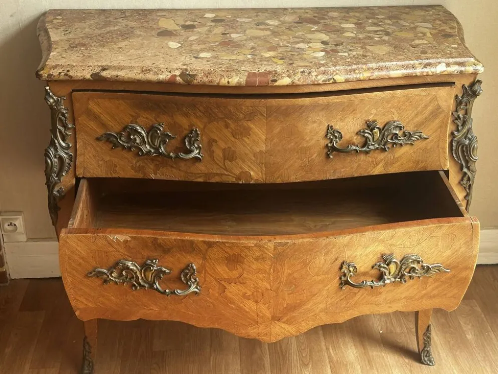 Commode galbée marquetée style Louis XV – plateau marbre- 19 e siècle