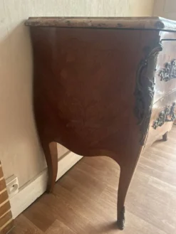 Commode galbée marquetée style Louis XV – plateau marbre- 19 e siècle
