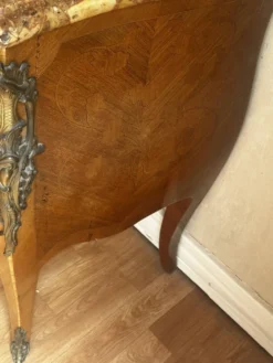 Commode galbée marquetée style Louis XV – plateau marbre- 19 e siècle