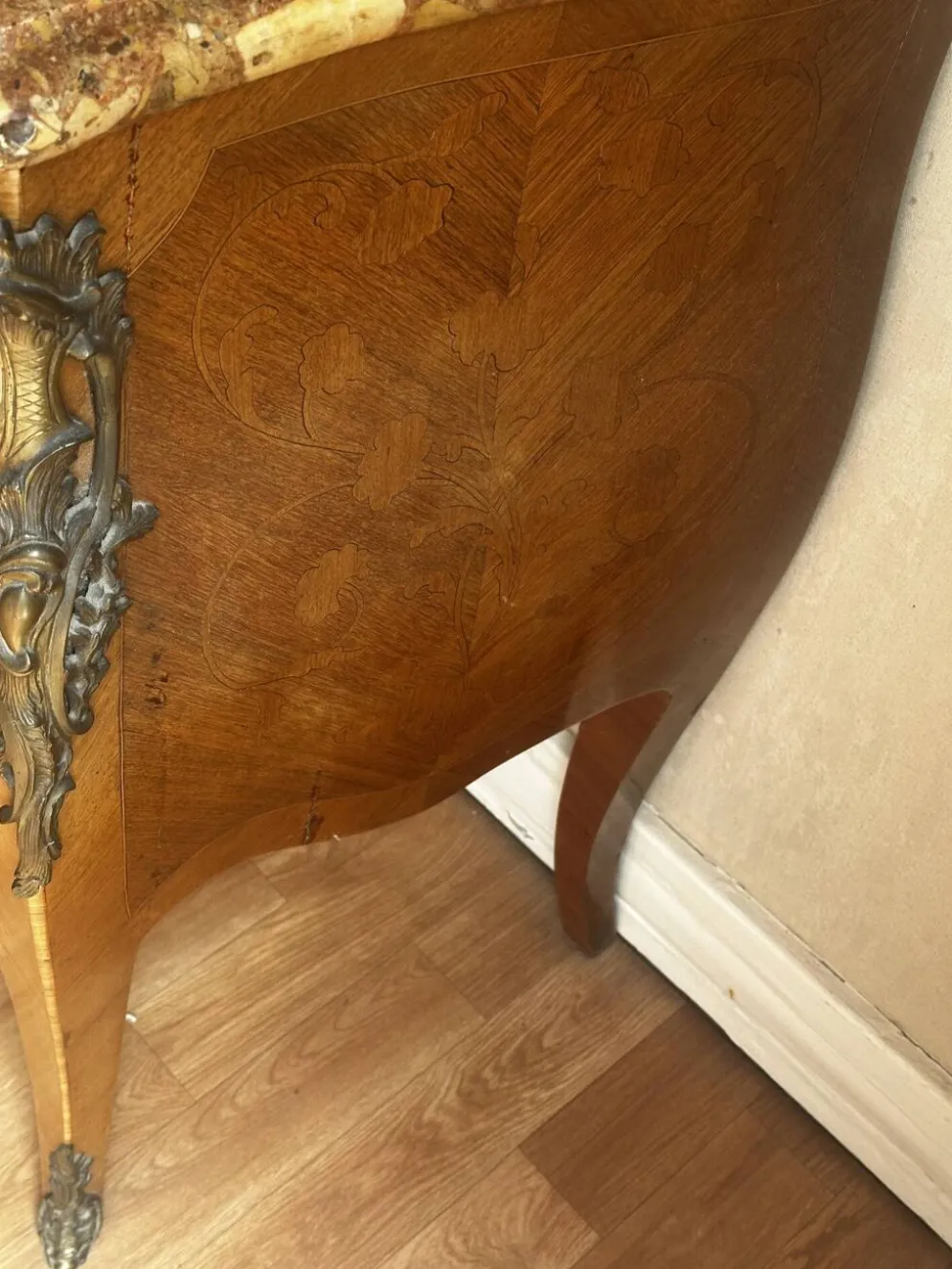 Commode galbée marquetée style Louis XV – plateau marbre- 19 e siècle