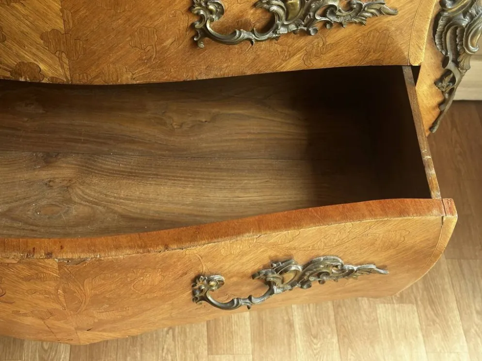 Commode galbée marquetée style Louis XV – plateau marbre- 19 e siècle