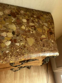 Commode galbée marquetée style Louis XV – plateau marbre- 19 e siècle