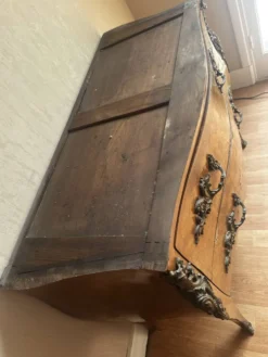 Commode galbée marquetée style Louis XV – plateau marbre- 19 e siècle