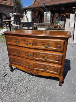 Commode galbée style Louis XV en merisier