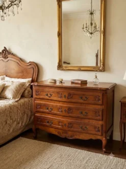 Commode galbée style Louis XV en merisier