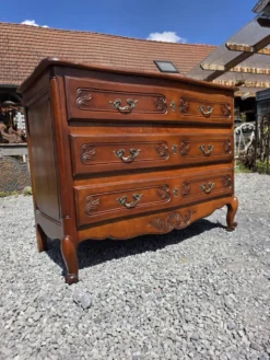 Commode galbée style Louis XV en merisier