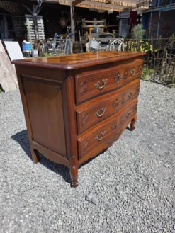 Commode galbée style Louis XV en merisier