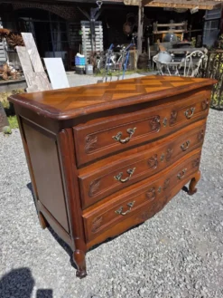 Commode galbée style Louis XV en merisier