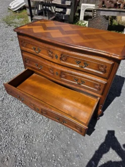 Commode galbée style Louis XV en merisier