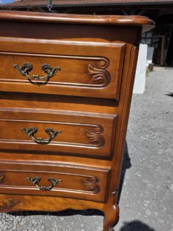Commode galbée style Louis XV en merisier