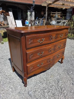 Commode galbée style Louis XV en merisier