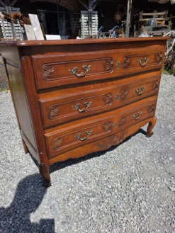 Commode galbée style Louis XV en merisier