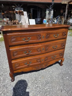 Commode galbée style Louis XV en merisier