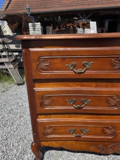 Commode galbée style Louis XV en merisier