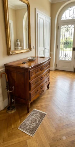 Commode galbée style Louis XV en merisier