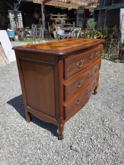 Commode galbée style Louis XV en merisier