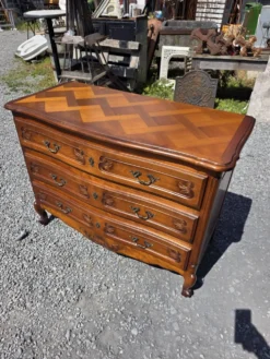 Commode galbée style Louis XV en merisier
