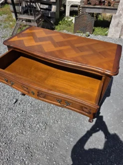Commode galbée style Louis XV en merisier