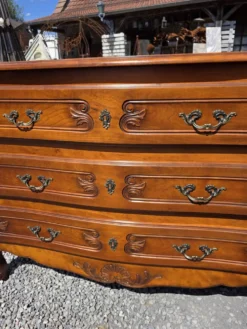 Commode galbée style Louis XV en merisier