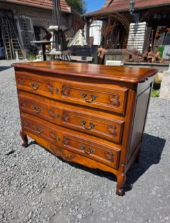 Commode galbée style Louis XV en merisier