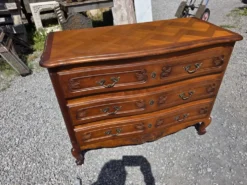 Commode galbée style Louis XV en merisier