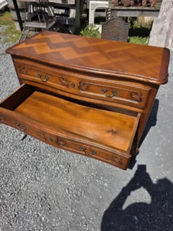 Commode galbée style Louis XV en merisier