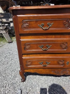 Commode galbée style Louis XV en merisier